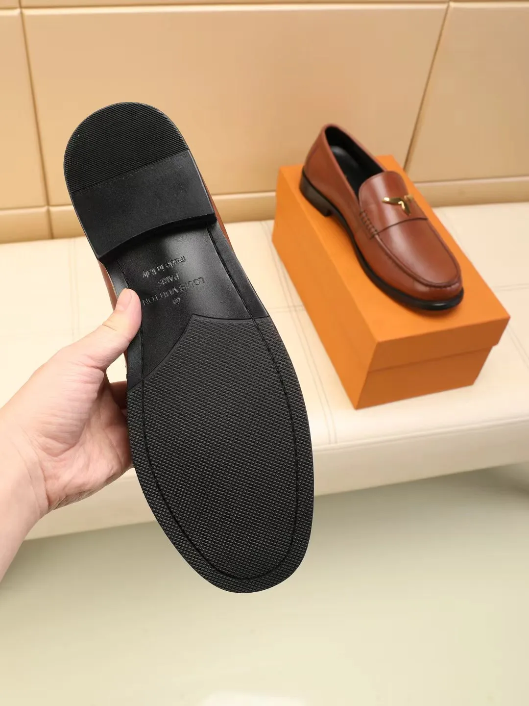 Men's shoes 440 💰 Louis Vuitton LV ® 🆕 model 🔛Full shoe counter, first layer cowhide, 🐂leather lined casual shoes for men, super soft outsole, essential for driving. Synchronized with the counter, original first layer cowhide, completely 1:1 mold customization🌹top version, color optional! Number: 39-44 (customized at 38.45.46)